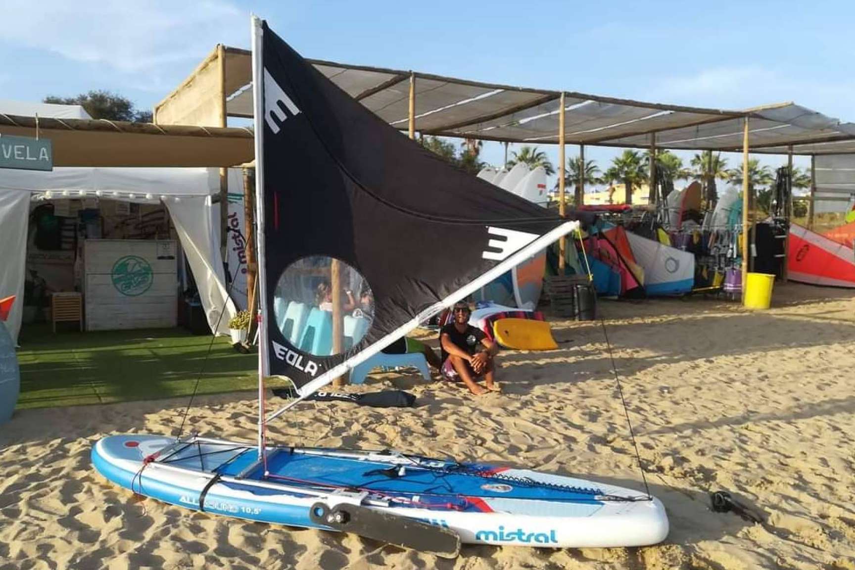 Kayak y paddle surf con vela, el deporte que cada vez conquista a más aficionados en España