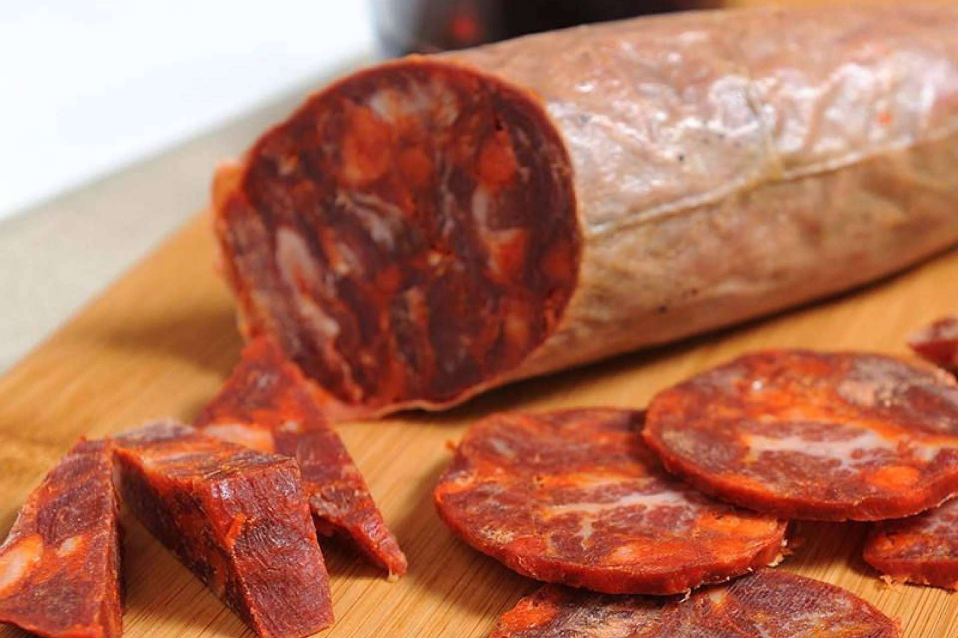 Chorizos ibéricos y blancos de bellota, loncheados, veganos y picantes disponibles en Gastronomic Spain
