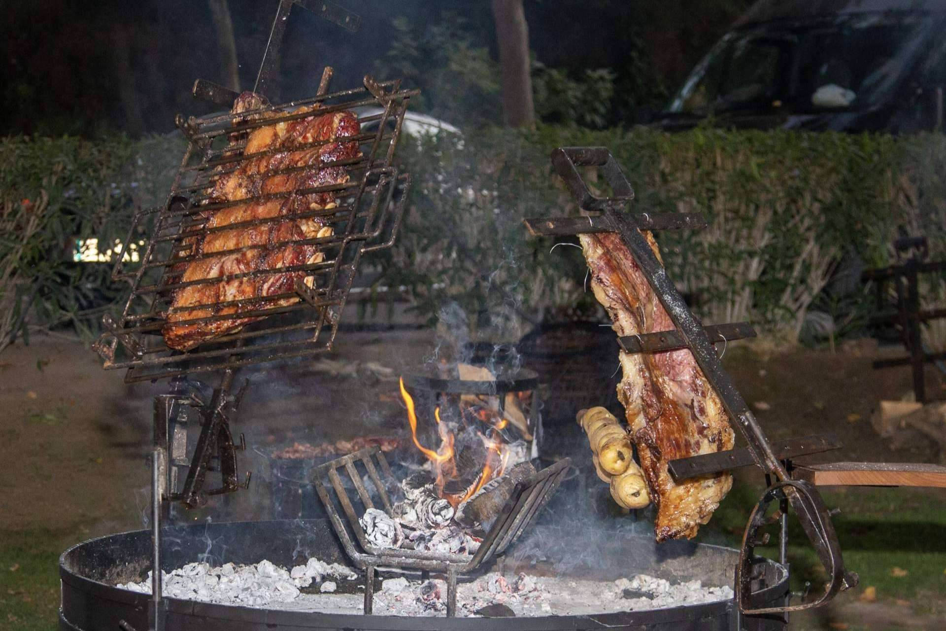 La tradición del asado argentino, un ritual de camaradería y sabor