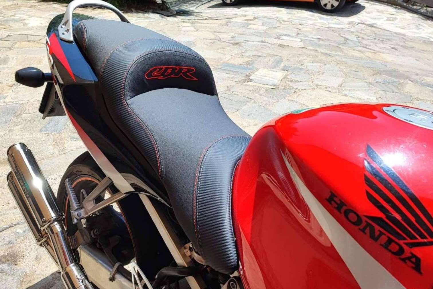 Con JM-Fundas es posible personalizar el asiento de una moto