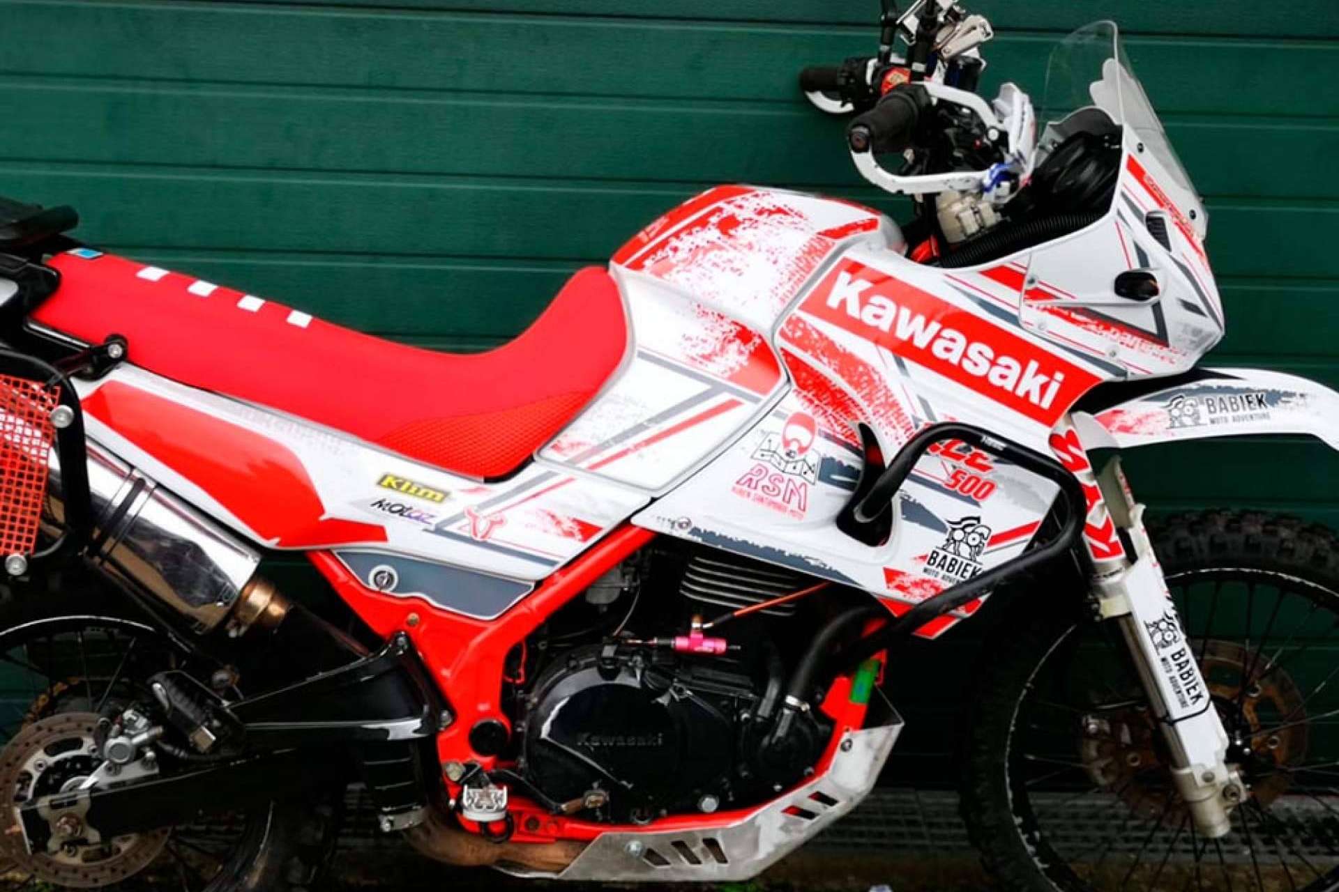 ADHESIVOSEMBARRADOS permite elevar la estética de una moto con su kit de pegatinas personalizado