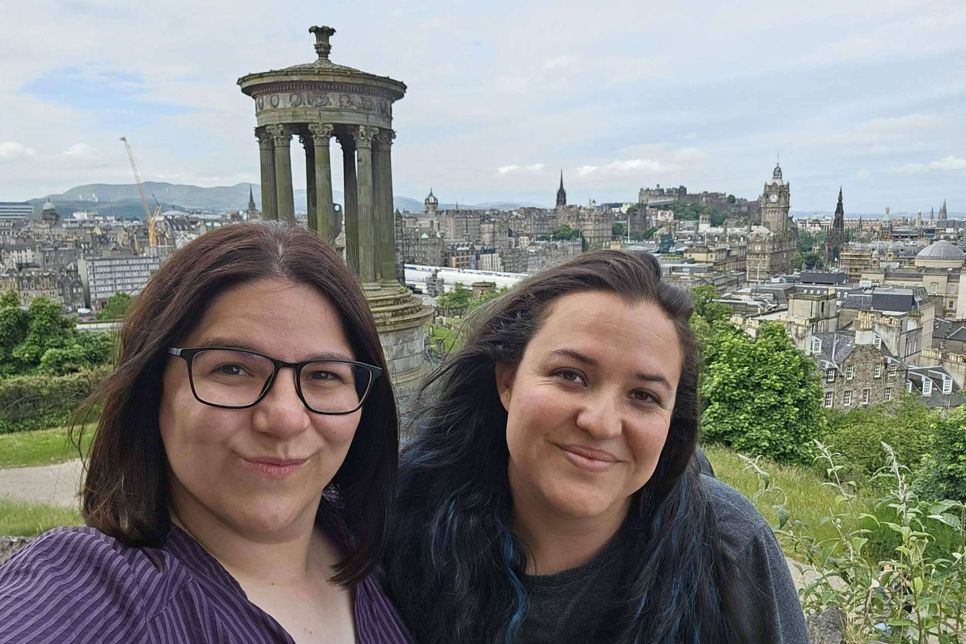 Katherin y Marta, de Edimburgo Tip Tours, hablan sobre las posibilidades turísticas que ofrece la capital escocesa