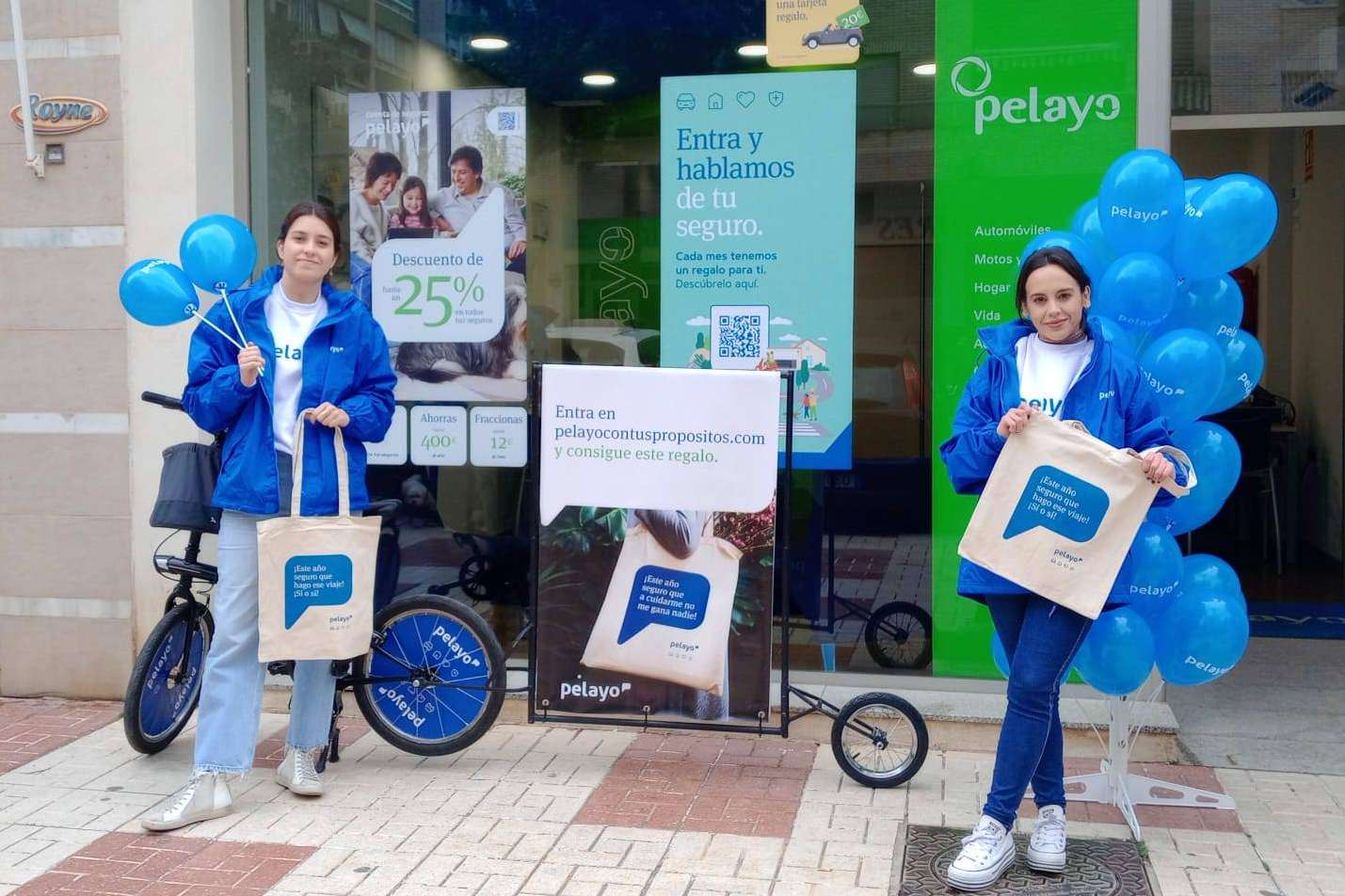 Innovación en marketing experiencial, Ecotáctil destaca con publicidad en bicicleta y azafatas en Barcelona