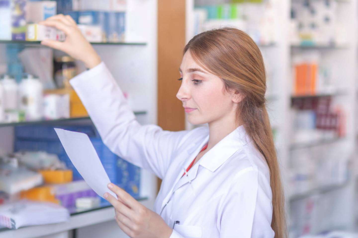 Cómo gestionar la transición del personal en el proceso de compraventa de una farmacia