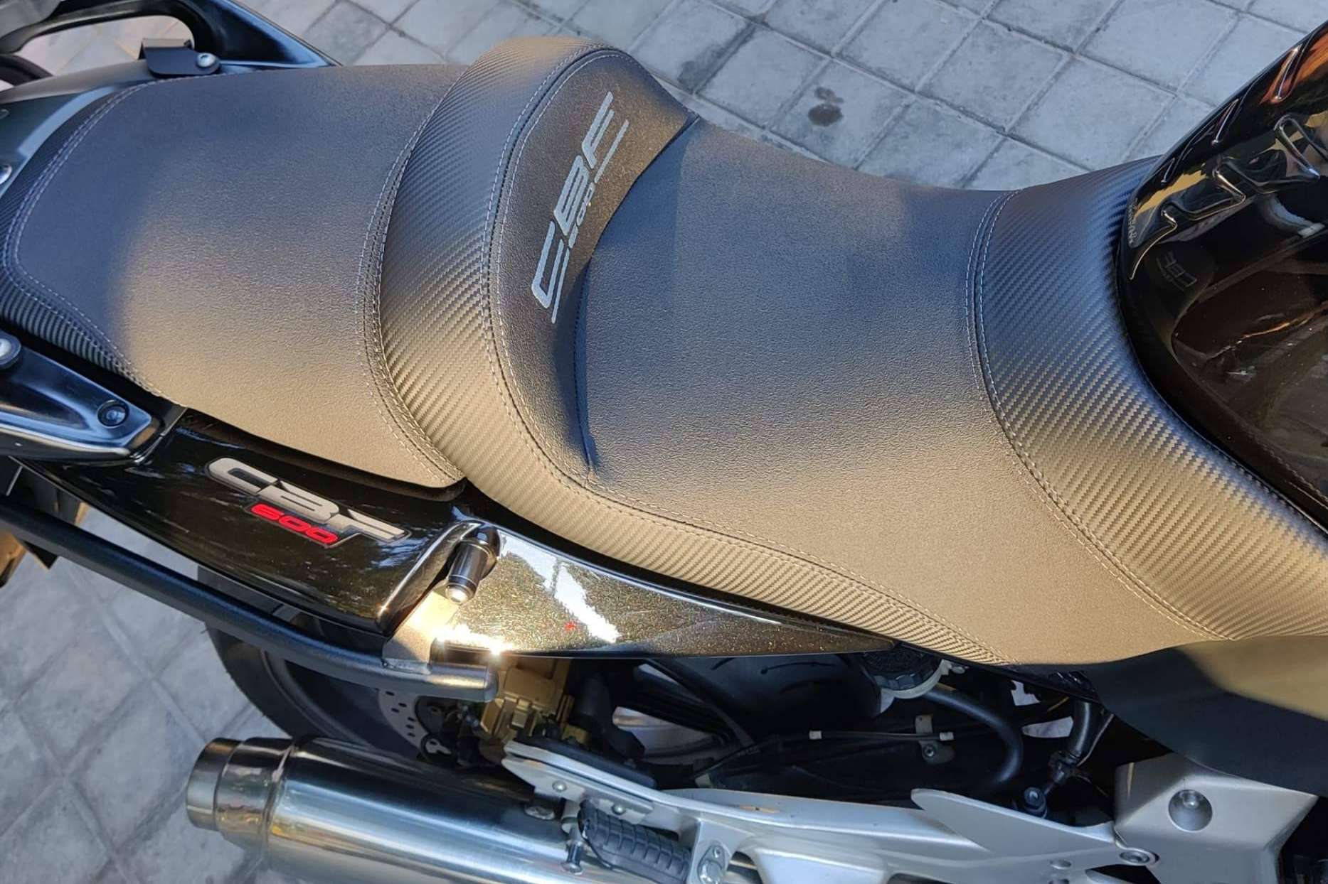JM-Fundas ofrece soluciones personalizadas para tapizar asiento de moto con durabilidad y estilo