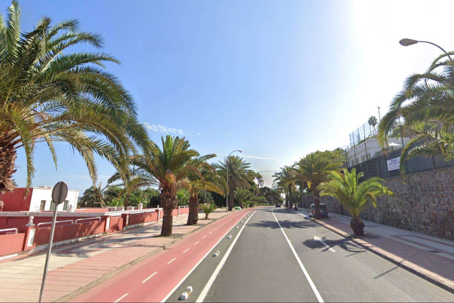 Nuevos separadores de carril bici fotoluminiscentes en Canarias mejoran la seguridad de ciclistas