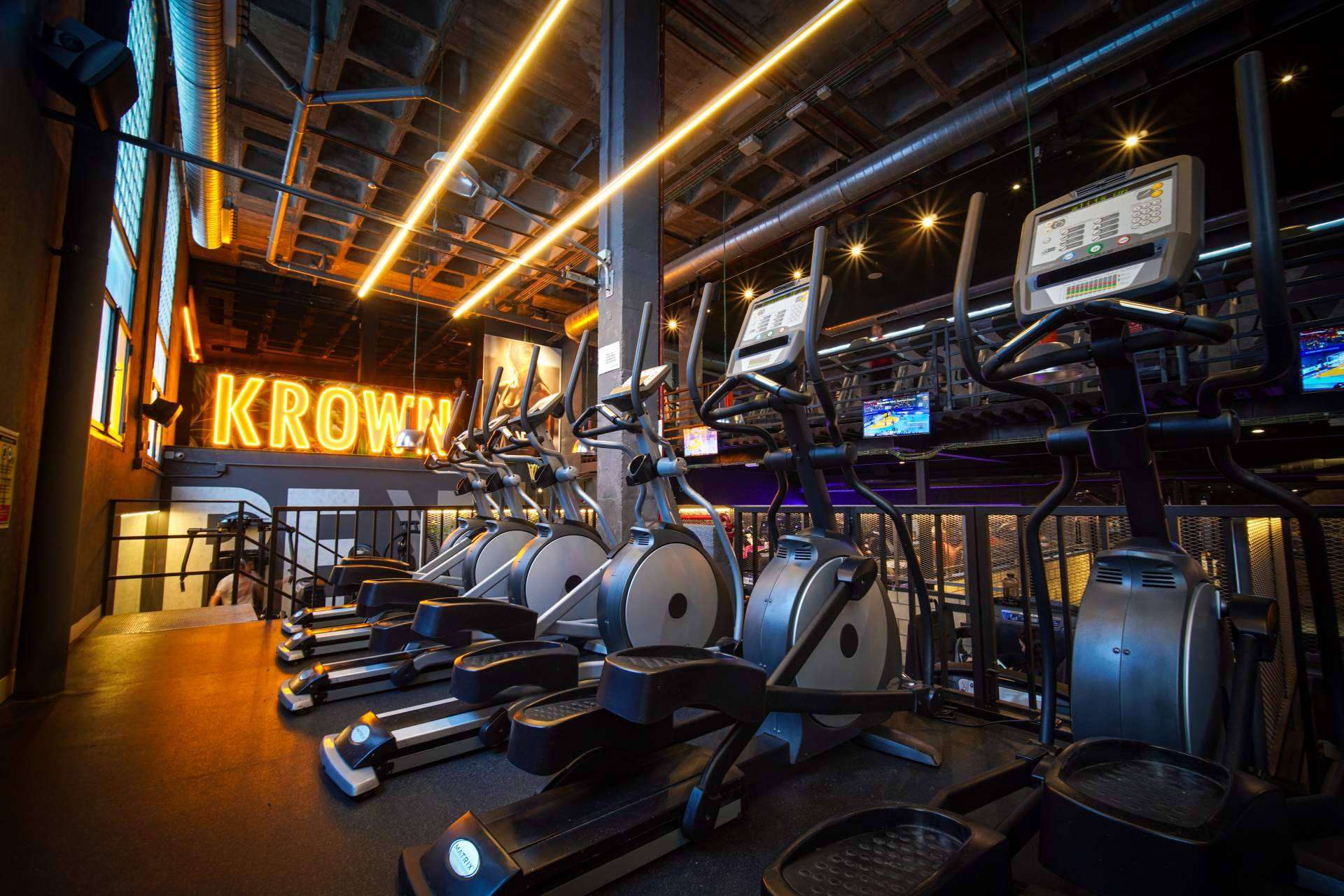Descubrir Krown Fitness; Clases especializadas y entrenadores certificados para el bienestar