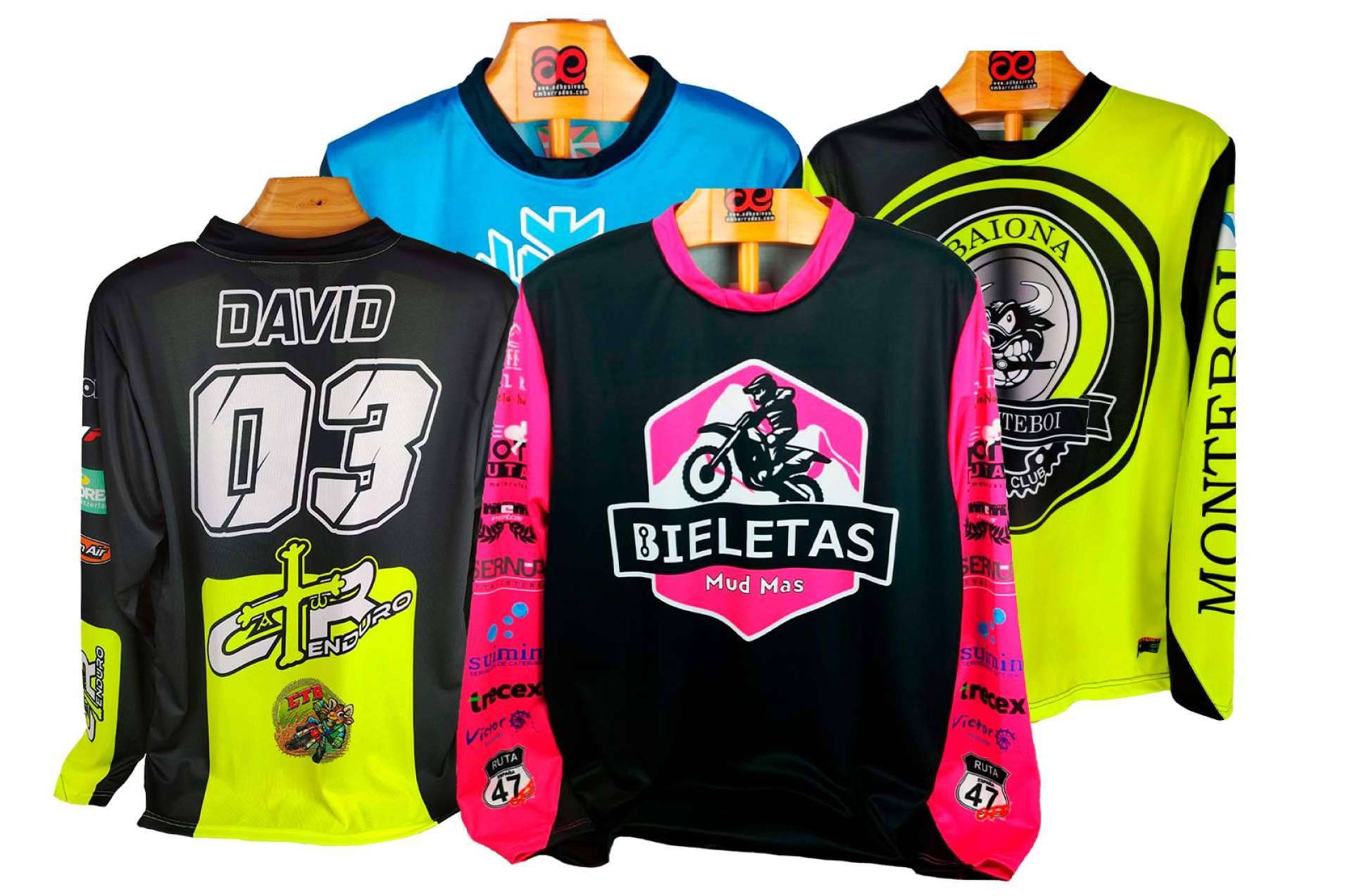 ADHESIVOSEMBARRADOS transforma la ropa de motocross con diseños personalizados y únicos
