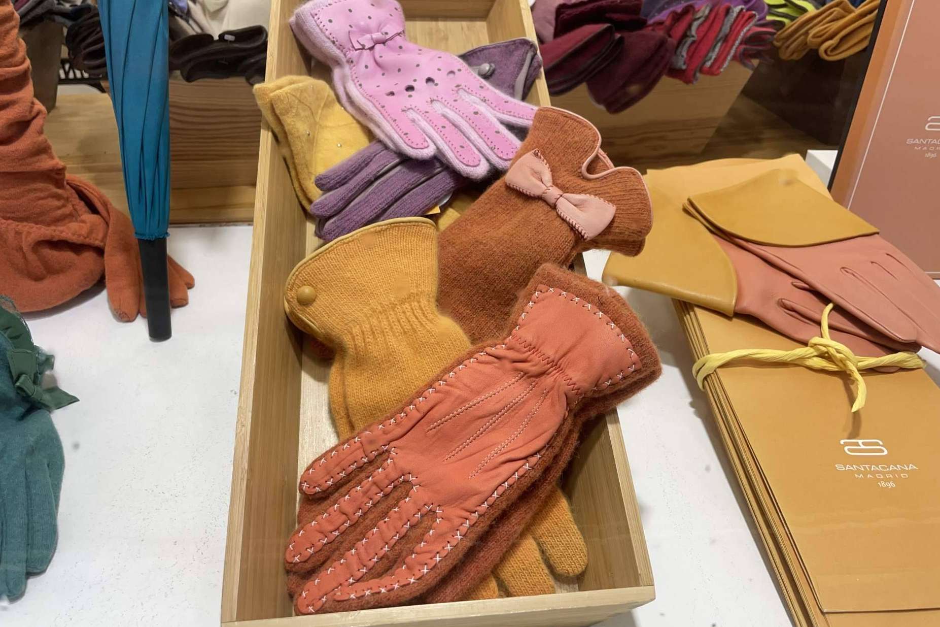 Regalar guantes, tradición y elegancia para hombre y mujer esta Navidad con Santacana