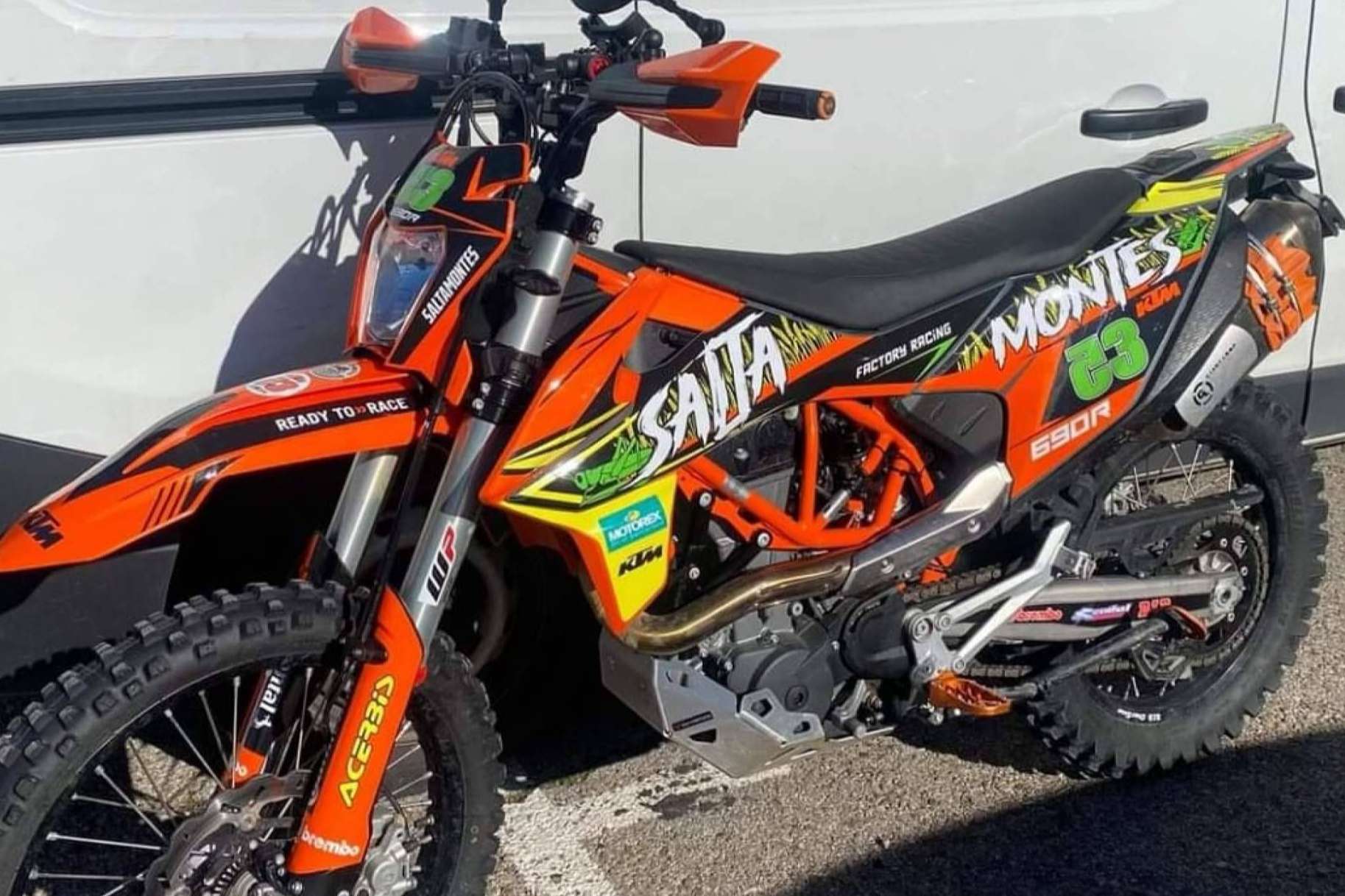 ADHESIVOSEMBARRADOS transforma motocicletas con adhesivos y plásticos personalizados
