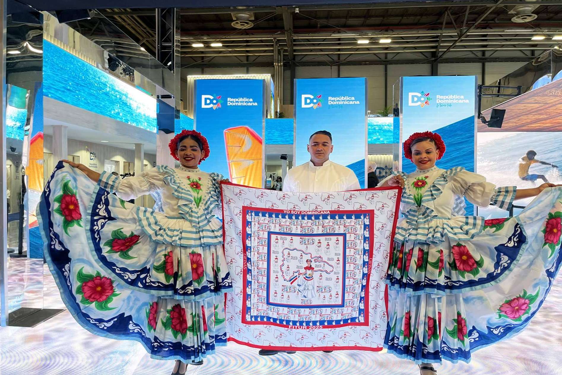 El pañuelo Fitur 2025 diseñado por Gifinas rinde homenaje a la riqueza cultural de República Dominicana