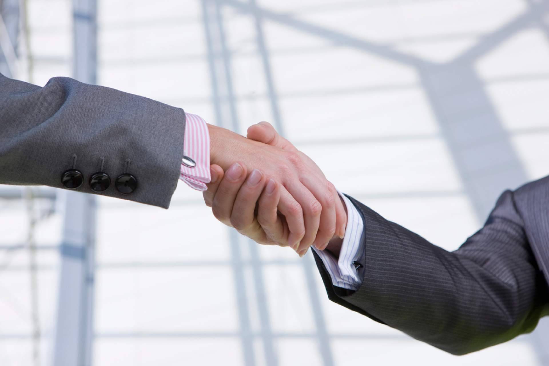 ENEB y Oakford International refuerzan la formación lingüística con un acuerdo de colaboración