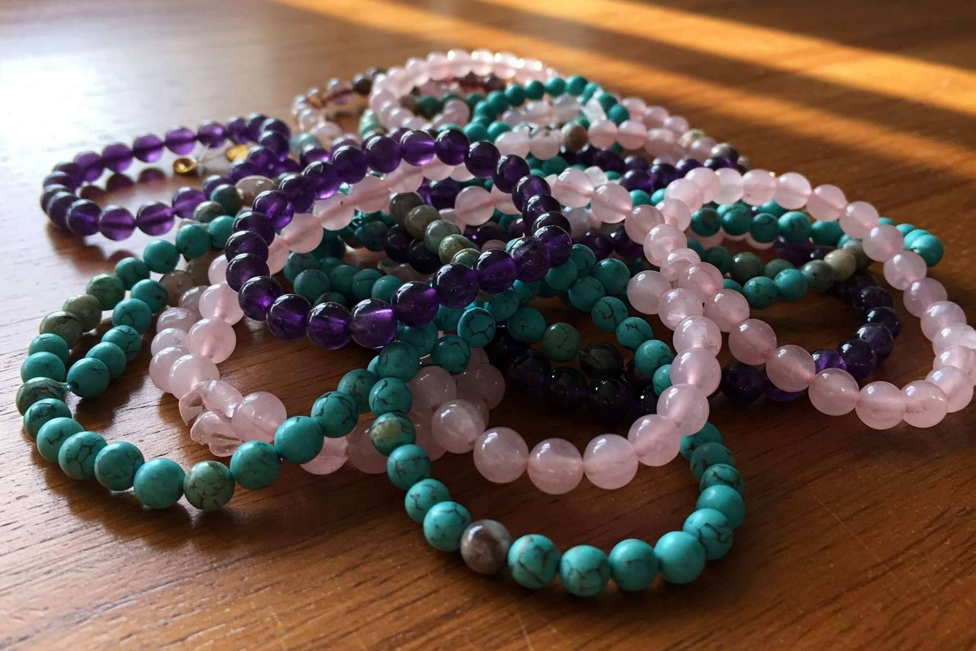 UniArt Minerales impulsa su tienda online con nuevas colecciones de pulseras de minerales