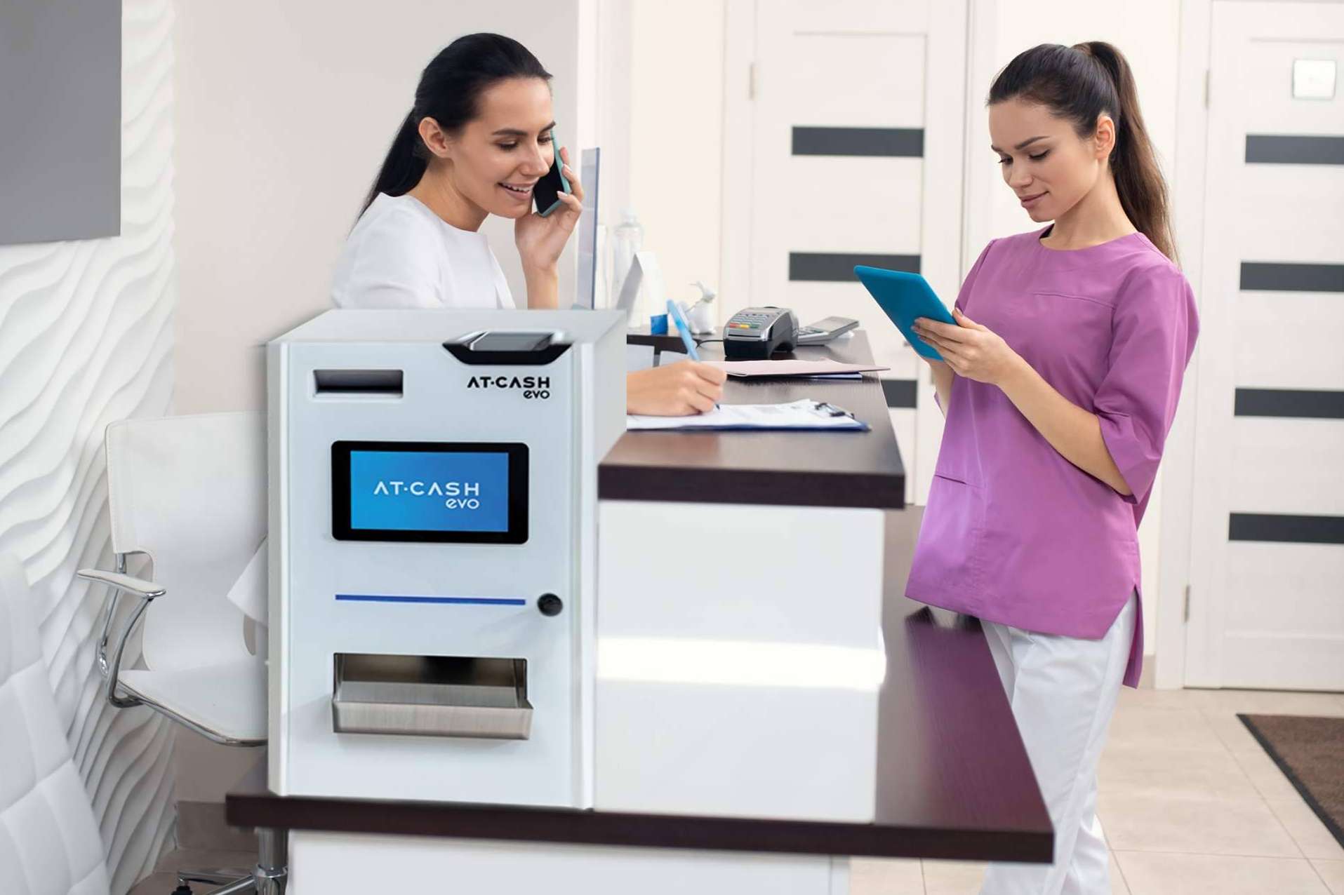 AT·CASH EVO incorpora una versión blanca pensada para clínicas y espacios modernos