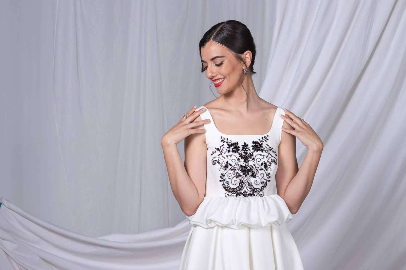 Protagonista en ¡Hola! y Lucia se casa, la colección deValérie Moreau que todos comentan