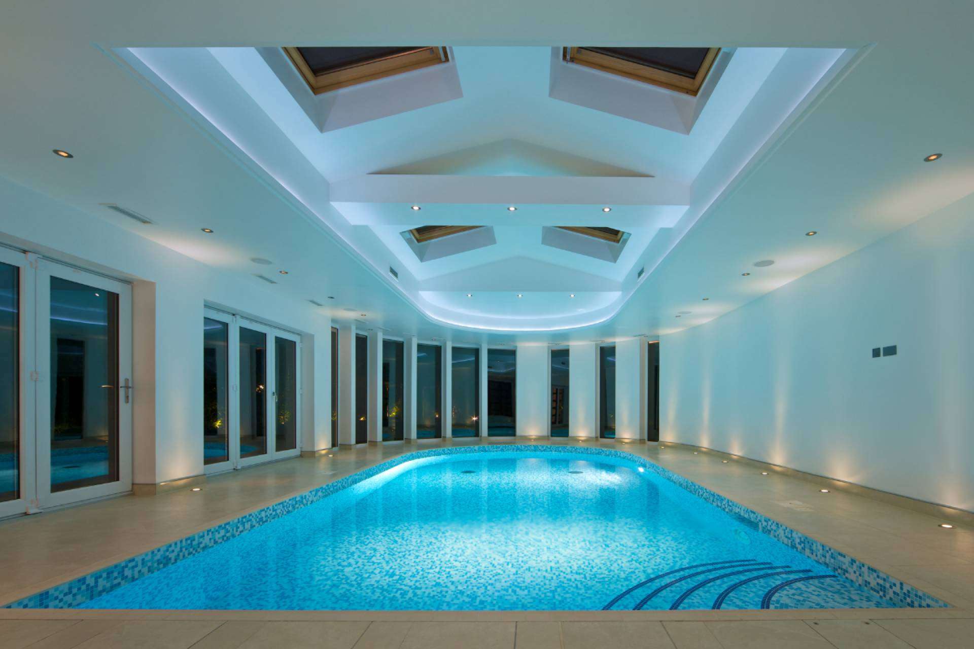 Diseño, eficiencia y tecnología, así es la iluminación para piscinas de Warmpool