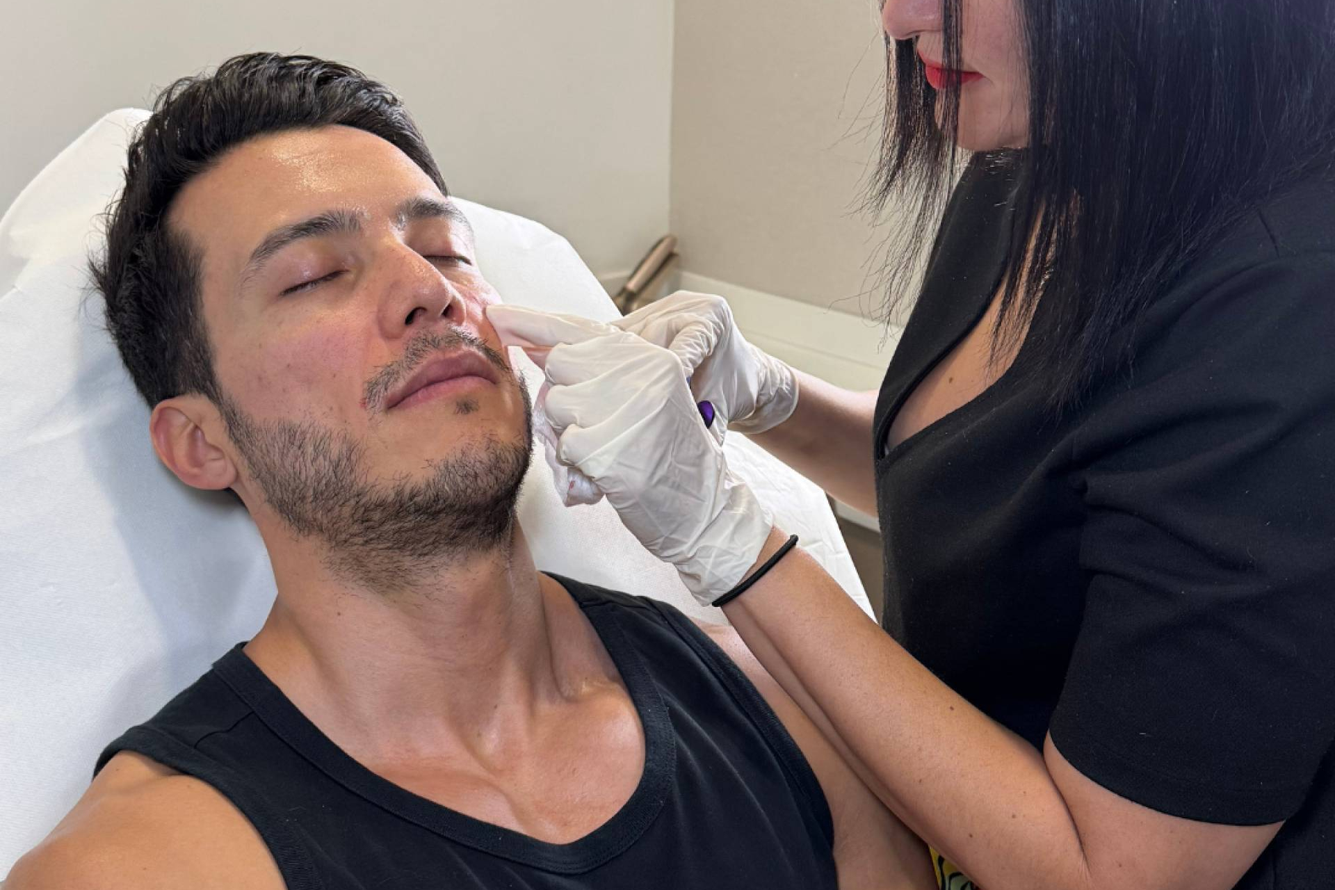 La Dra. Cecilia Arthur impulsa la masculinización facial con técnicas de medicina estética avanzada