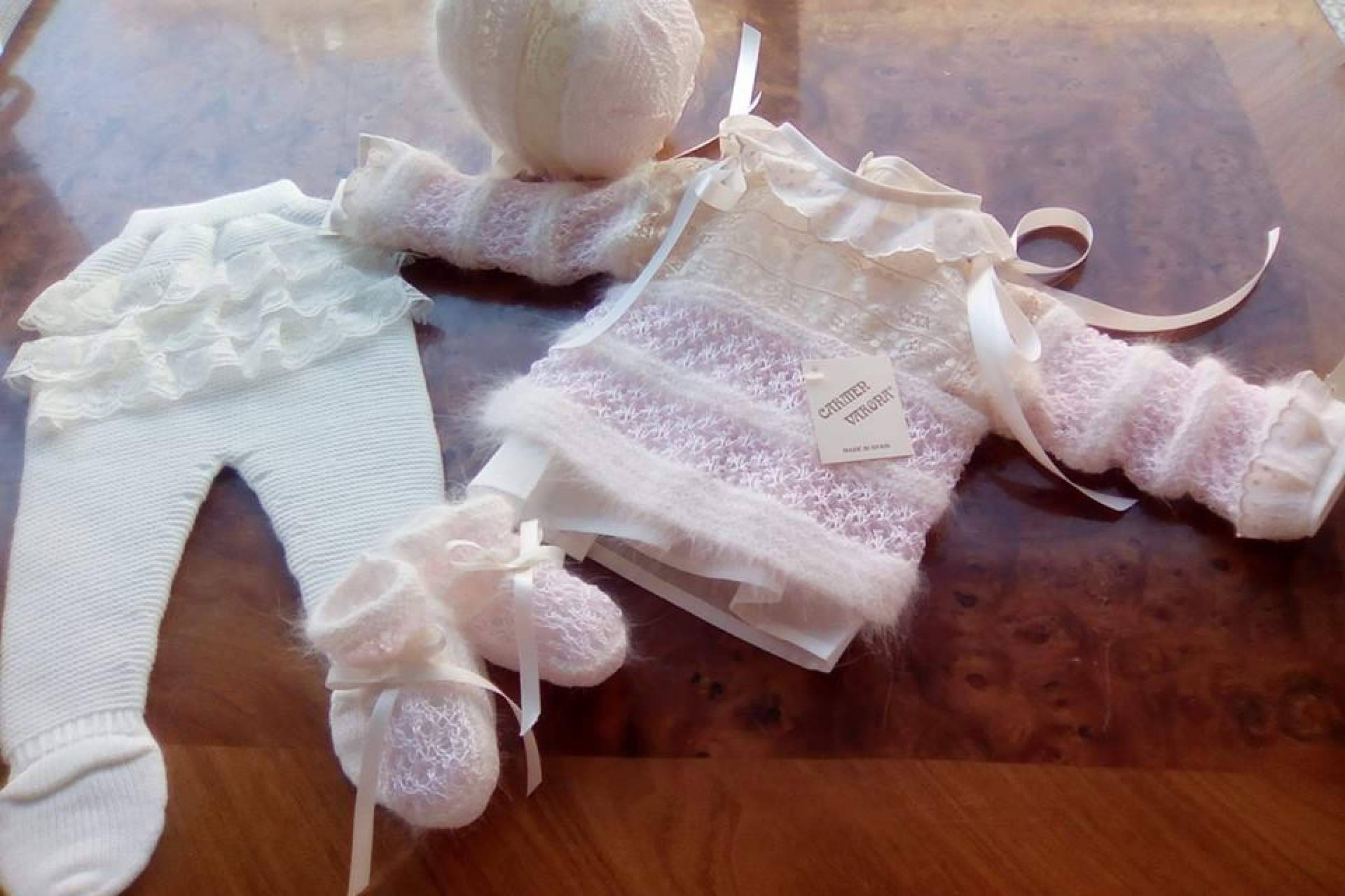 Artesanía exclusiva para la canastilla del bebé; cada pieza, un lujo hecho a mano