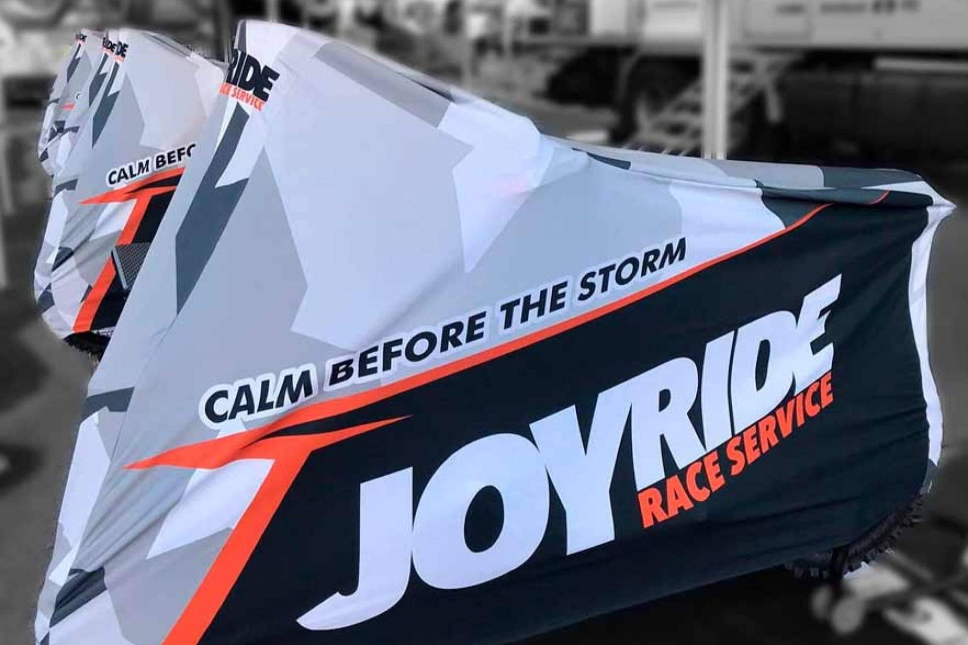 Diseños variados y personalización total, ADHESIVOSEMBARRADOS presenta su nuevalínea de fundas para motos, quads y carcross