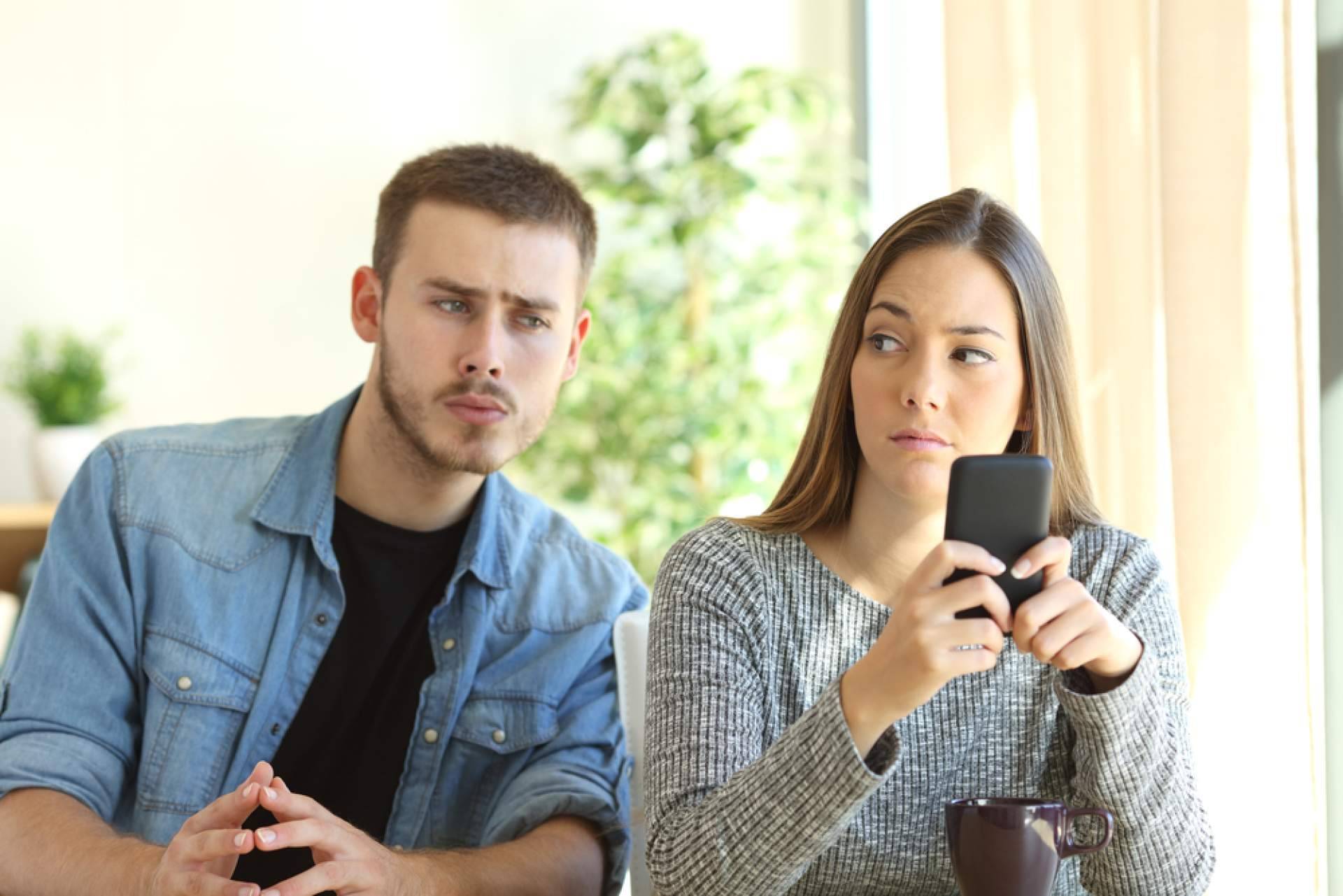 Amar en la era del espejo, vínculos afectivos en la vitrina digital