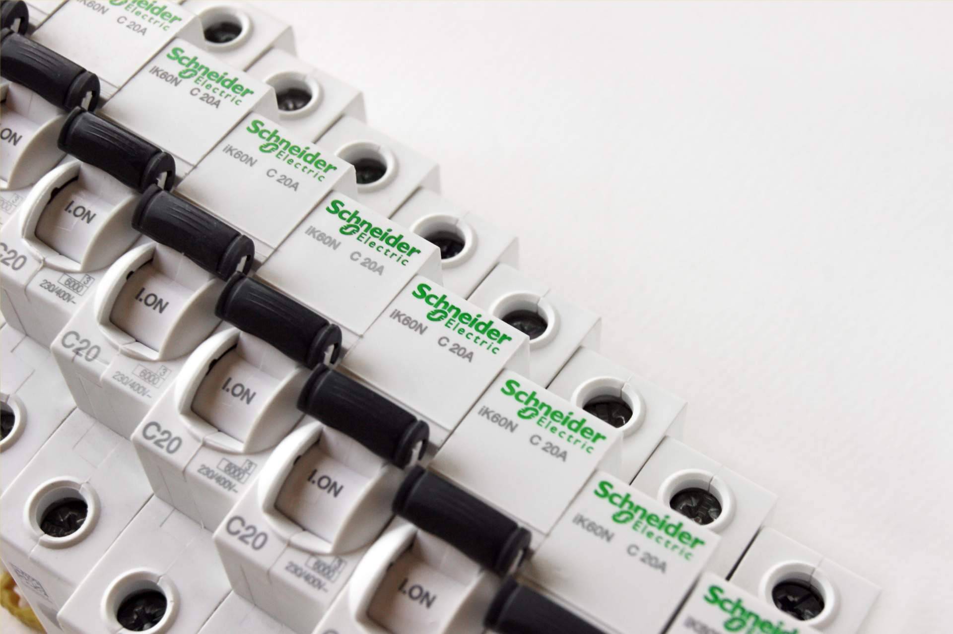 Cadenza Electric refuerza su stock con disponibilidad inmediata de material eléctrico Schneider Electric