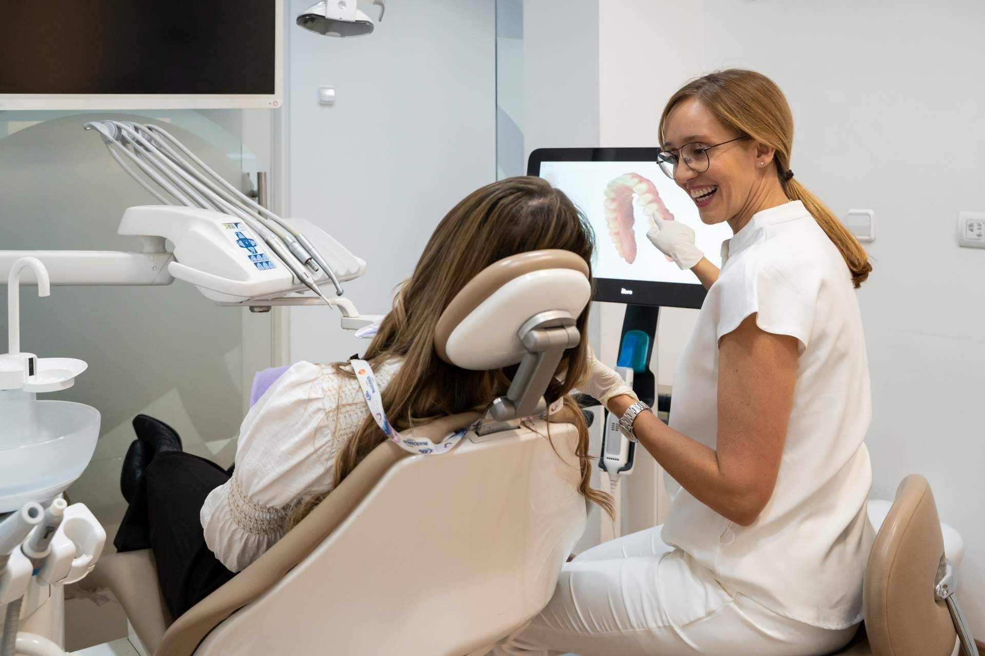La odontología estética evoluciona; carillas dentales personalizadas para rejuvenecer el rostro con armonía