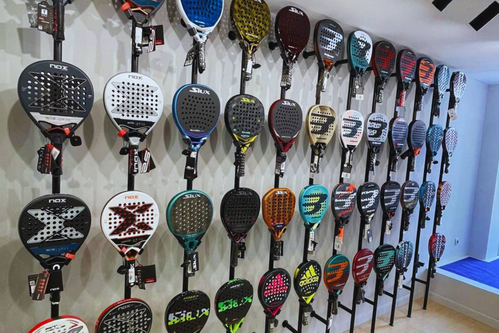 Cómo elegir palas de pádel para regalar según el nivel y estilo de juego