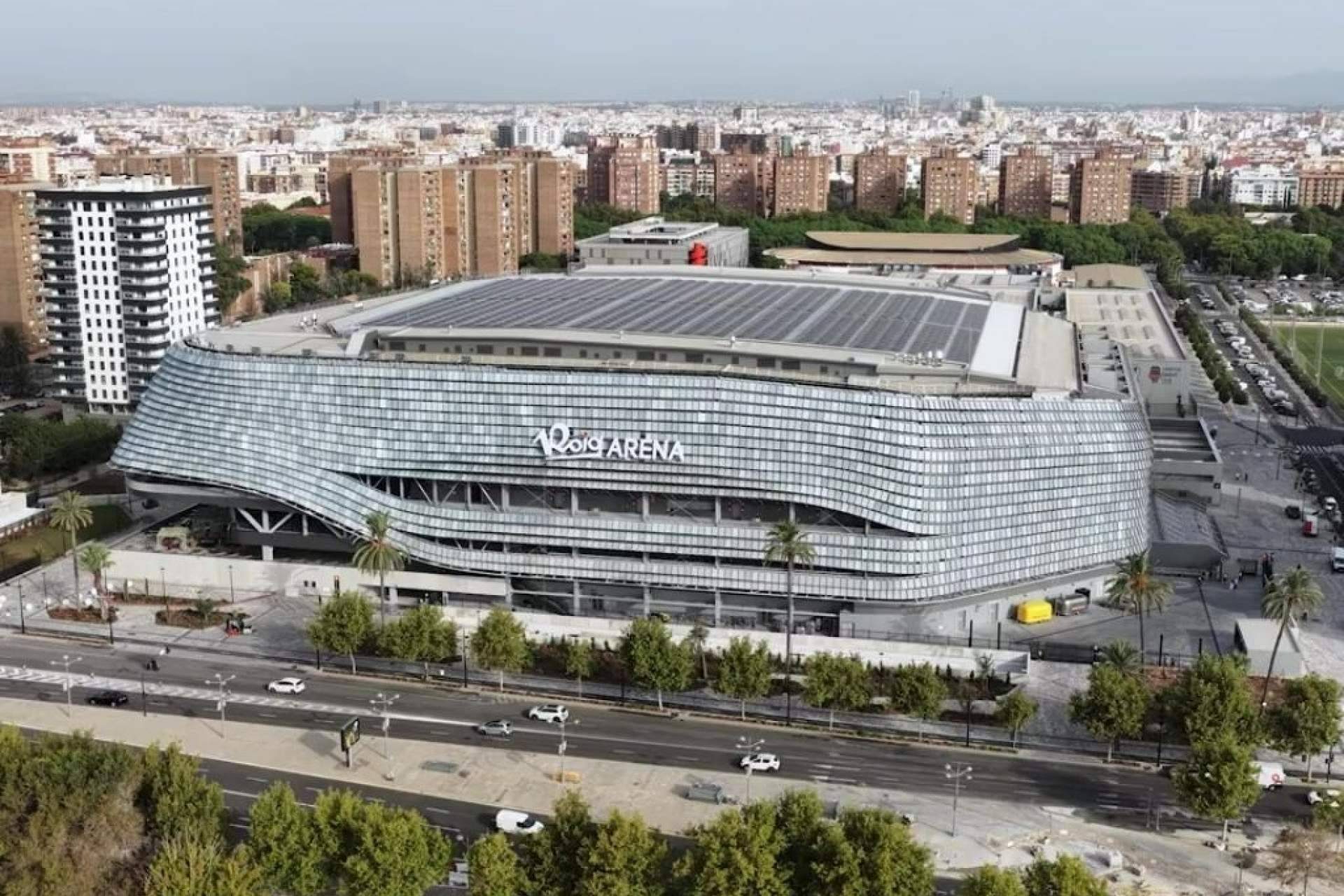 La limpieza con drones transforma la higiene exterior de recintos deportivos
