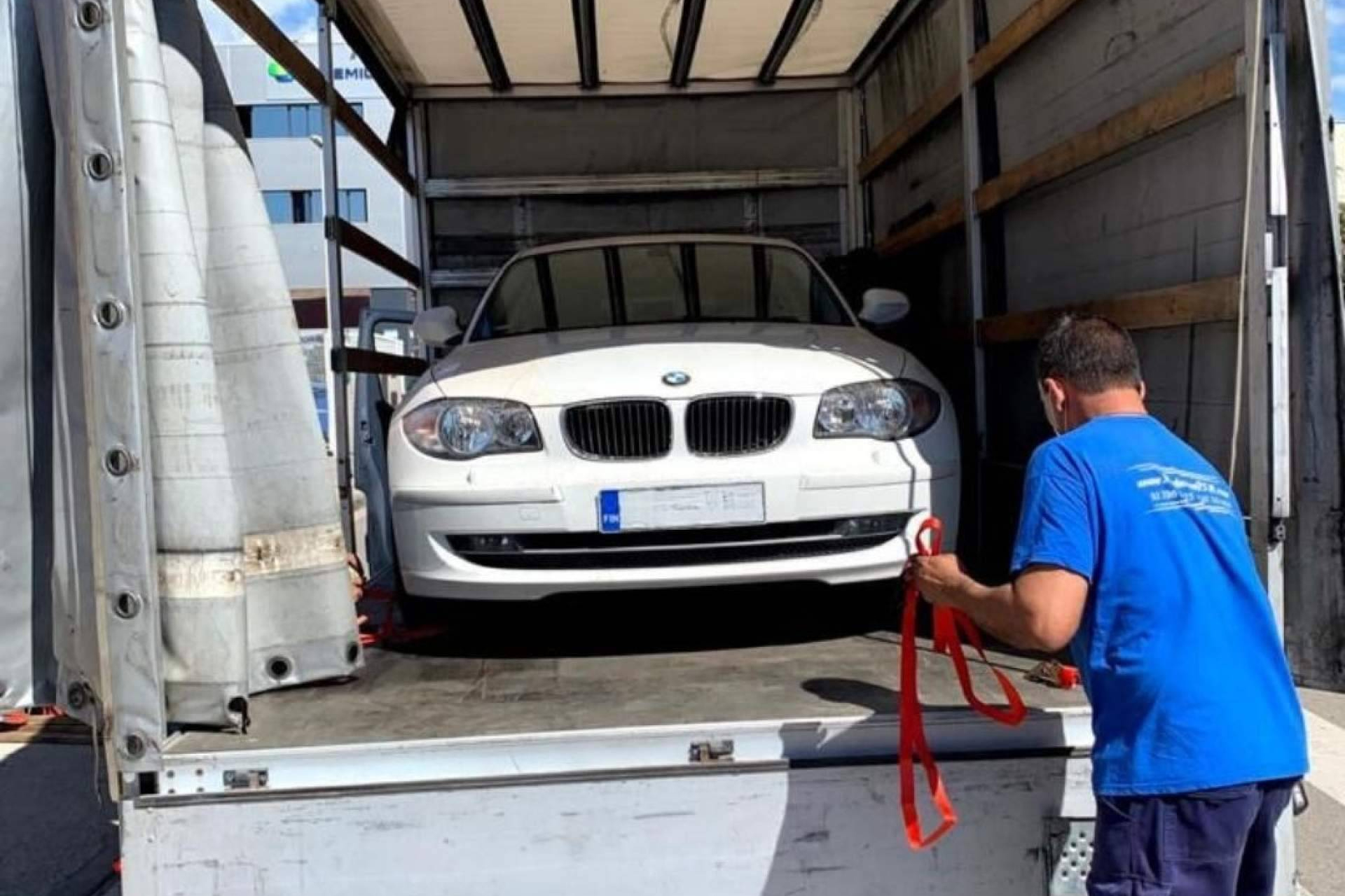 Transporte de vehículos en contenedor marítimo desde España; gestión logística de Mudanzas BCN