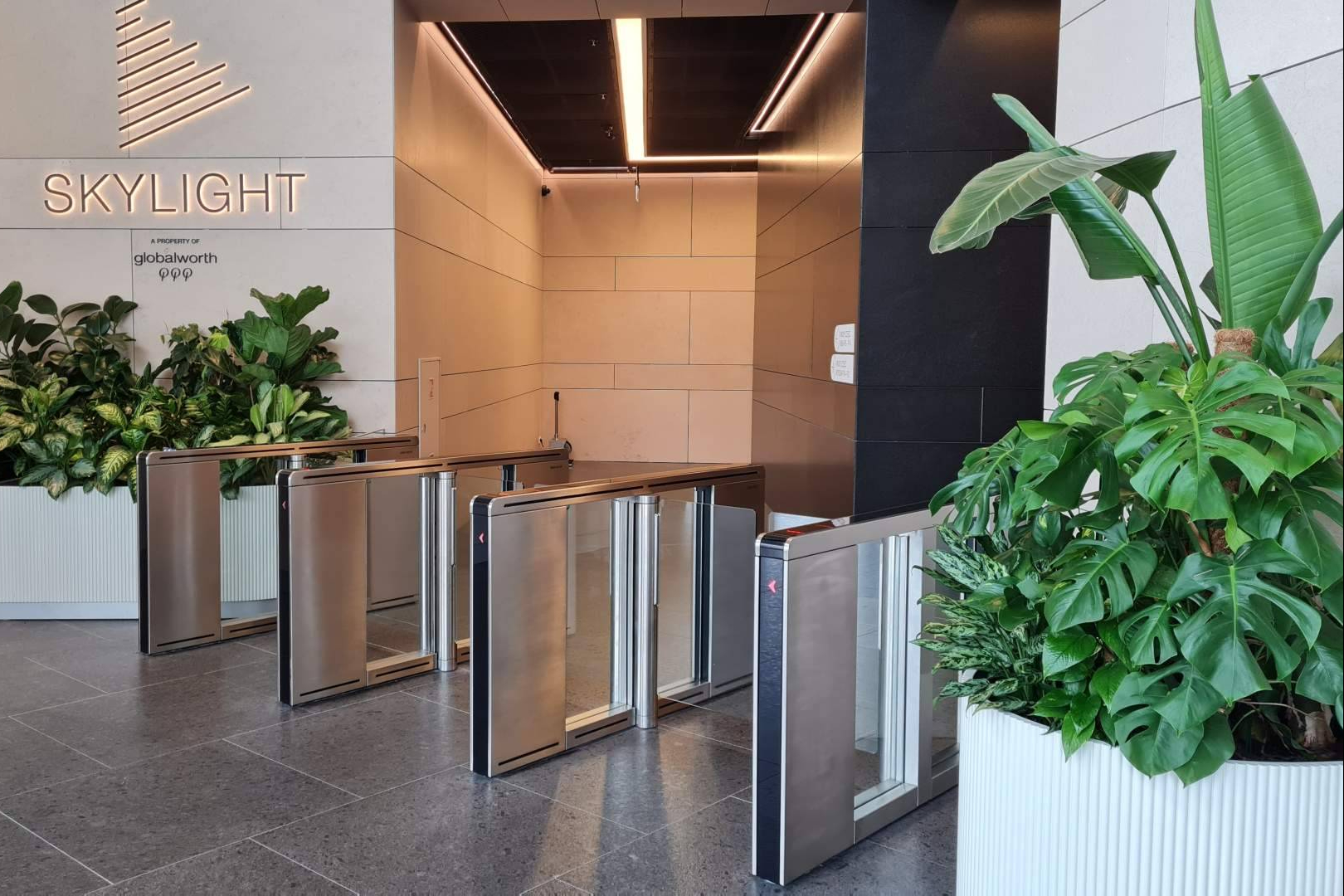Puertas rápidas de seguridad, la solución de ASSA ABLOY para optimizar el control de accesos peatonales en edificios