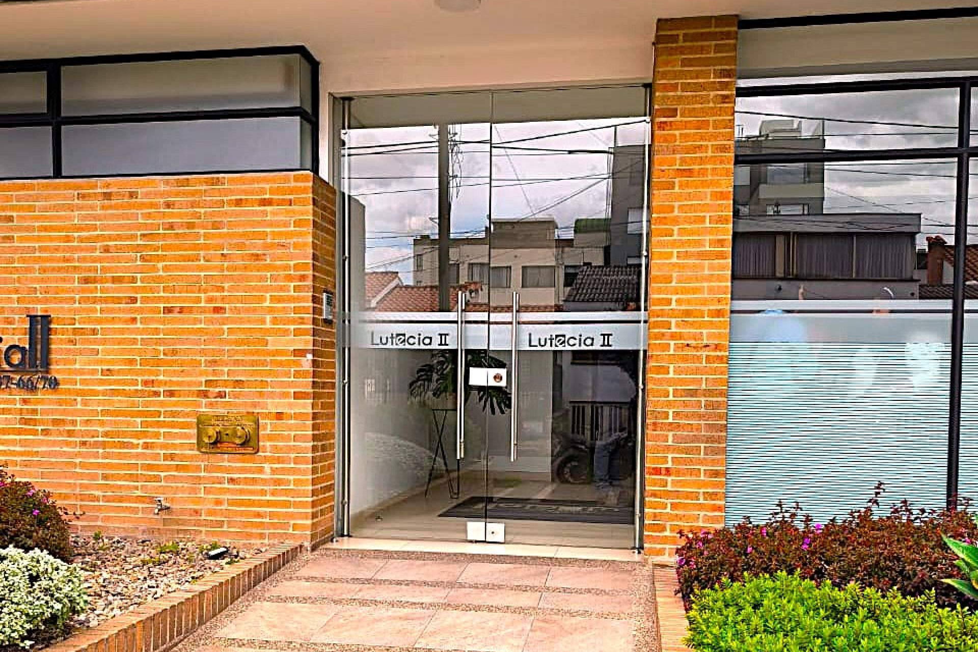 Quince años de experiencia consolidan a TESLA ARQUITECTURA SAS en puerta de vidrio y fachadas de vidrio
