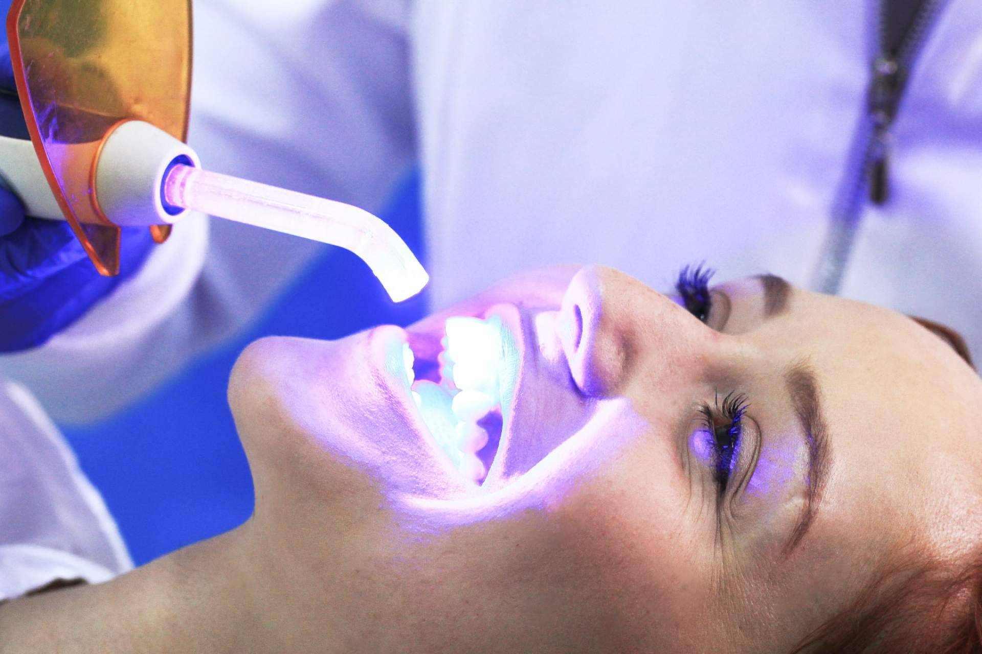 Odontología de Marlon Becerra impulsa el diseño de sonrisa en Bogotá con más de 40 años de experiencia