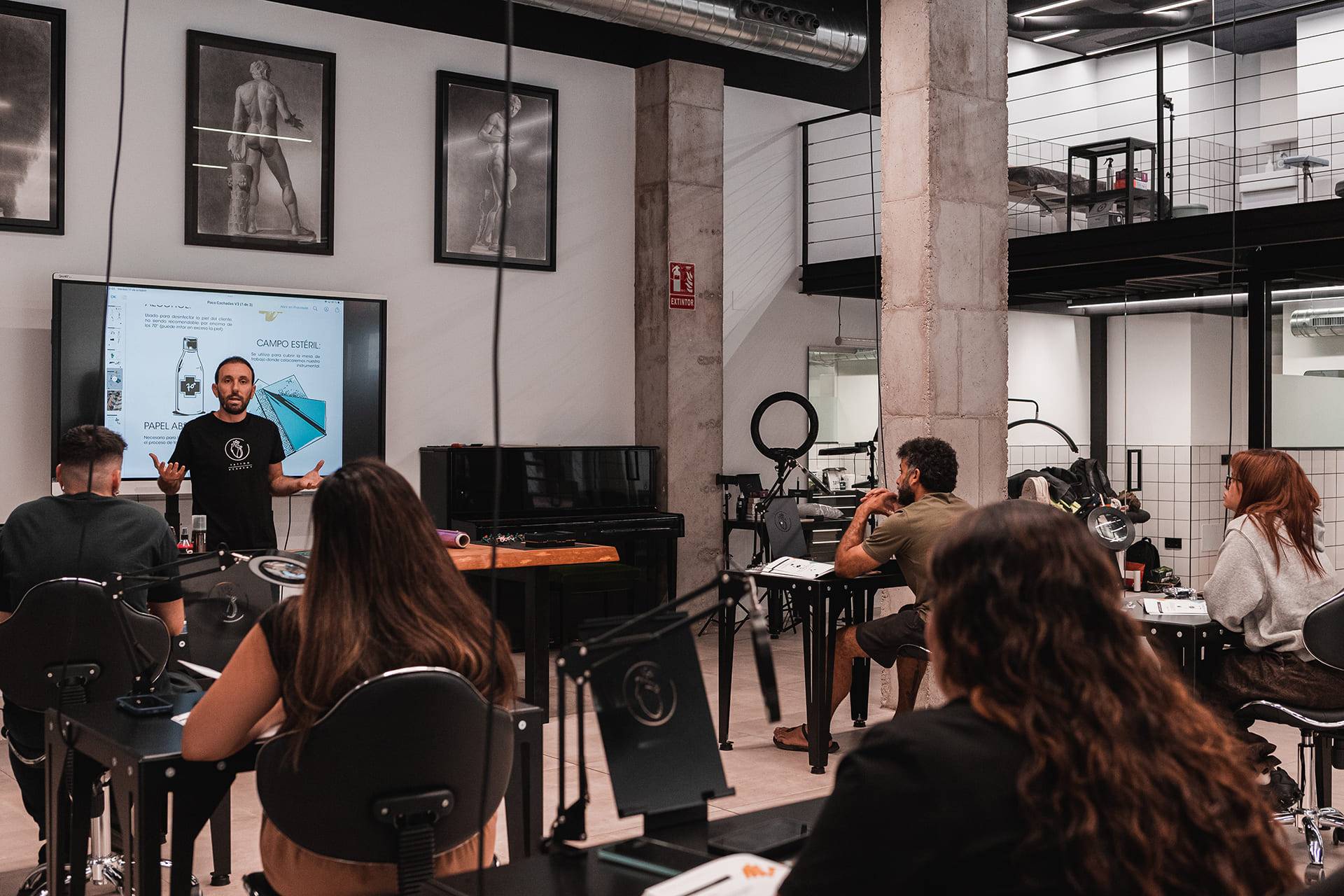 El tatuaje como profesión artística; cómo elegir bien un curso de tatuaje en un sector en plena transformación