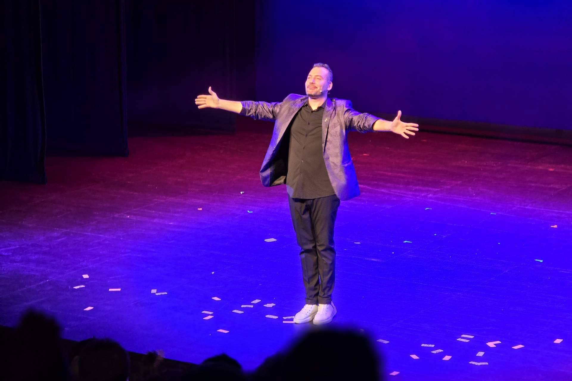 Gerardo Martínez; espectáculos de magia participativa con humor para eventos y empresas.