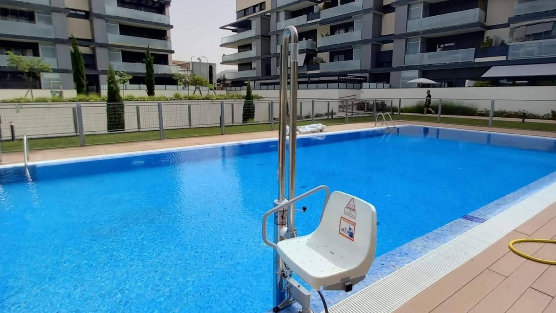 Grúas de piscina en Madrid, una opción eficaz para facilitar el acceso en piscinas comunitarias en verano