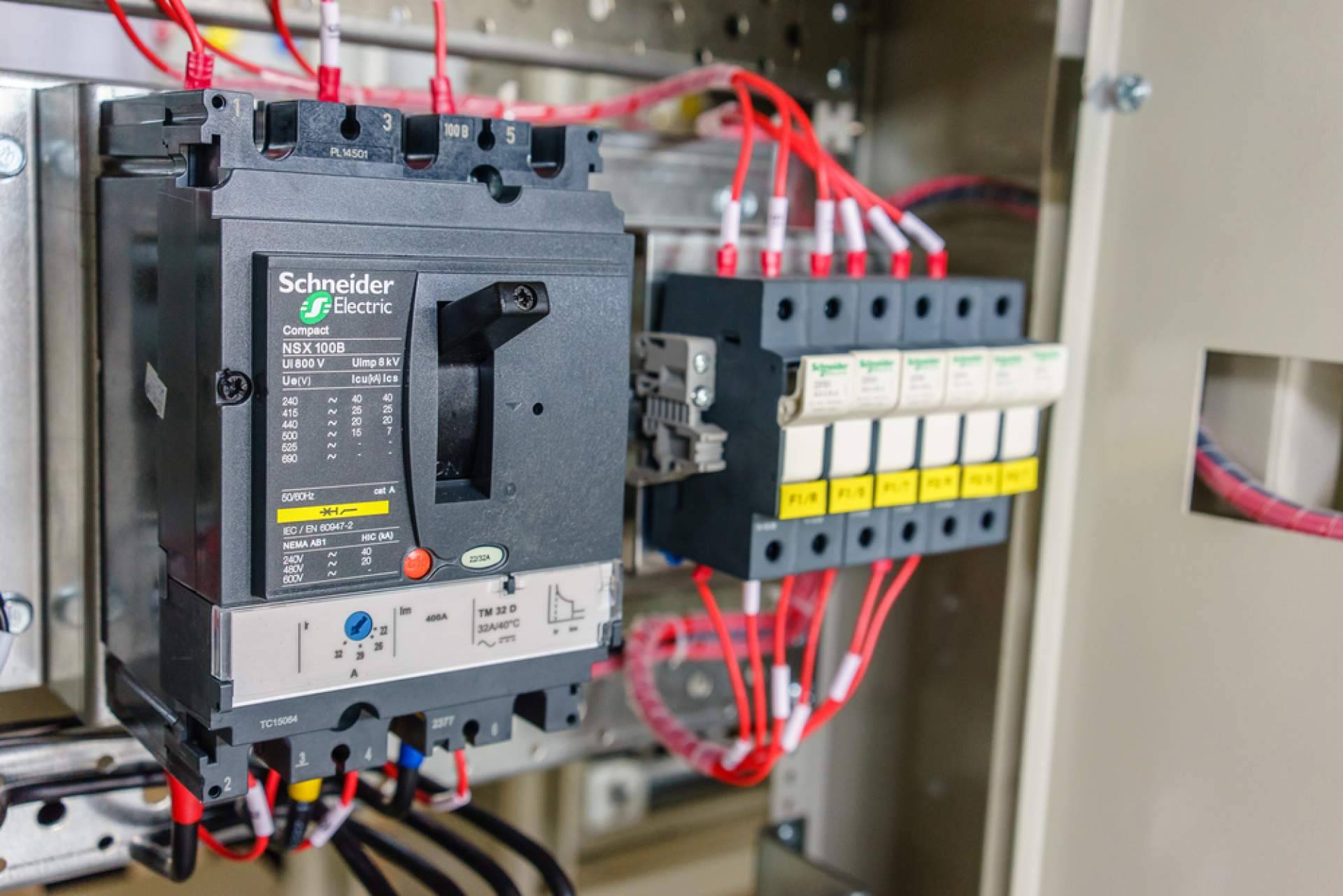 En material eléctrico Schneider Electric, Cadenza Electric gana peso entre los clientes profesionales