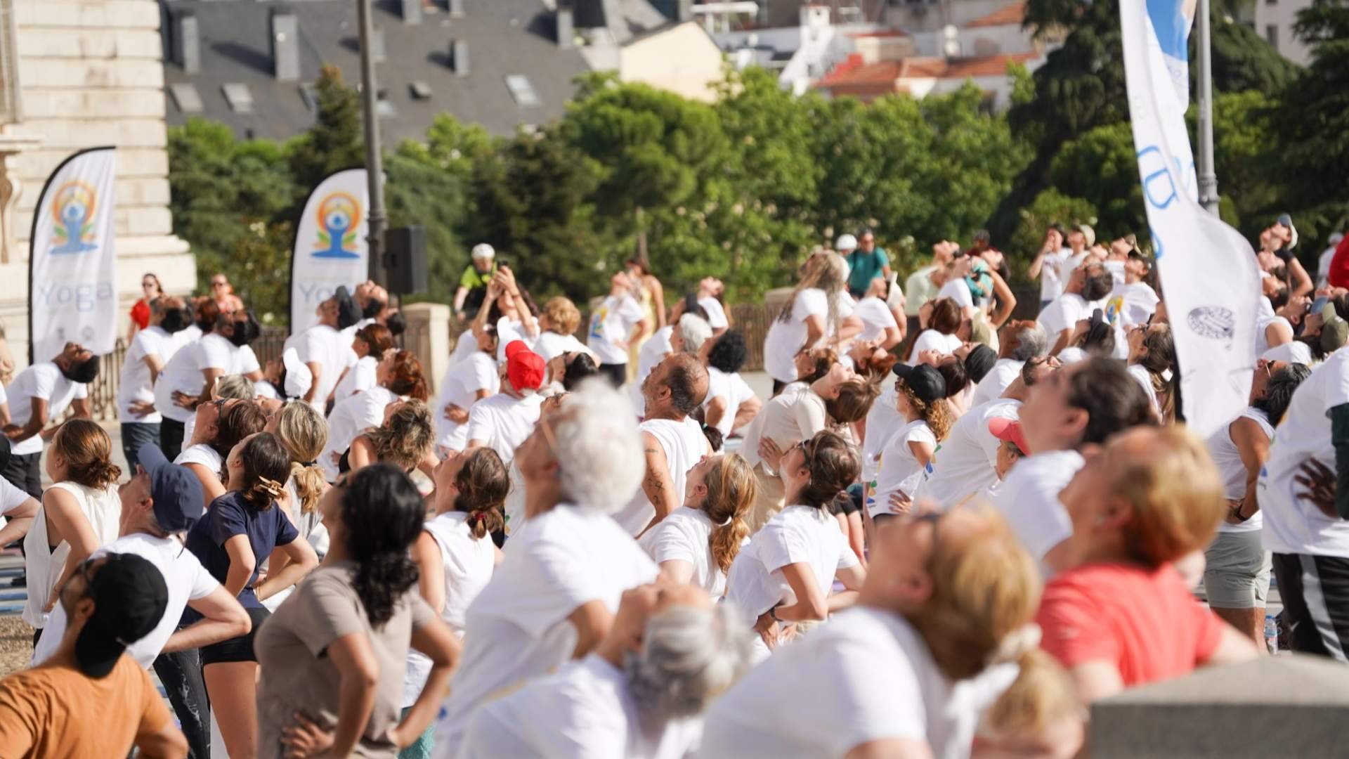 Cerca de mil personas han participado en el Día Internacional del Yoga organizado por la Embajada de la India en Madrid