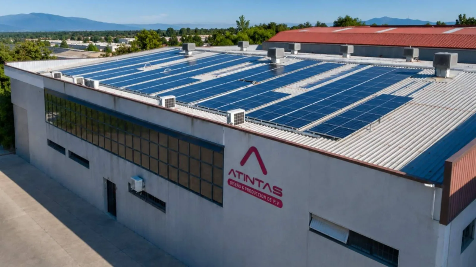 Atintas evita más de 150 toneladas de CO₂ al año fabricando PLV con energía solar