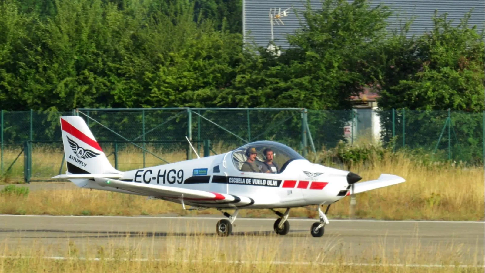 Asturfly facilita el acceso a la formación de piloto ULM desde el Aeródromo de La Morgal