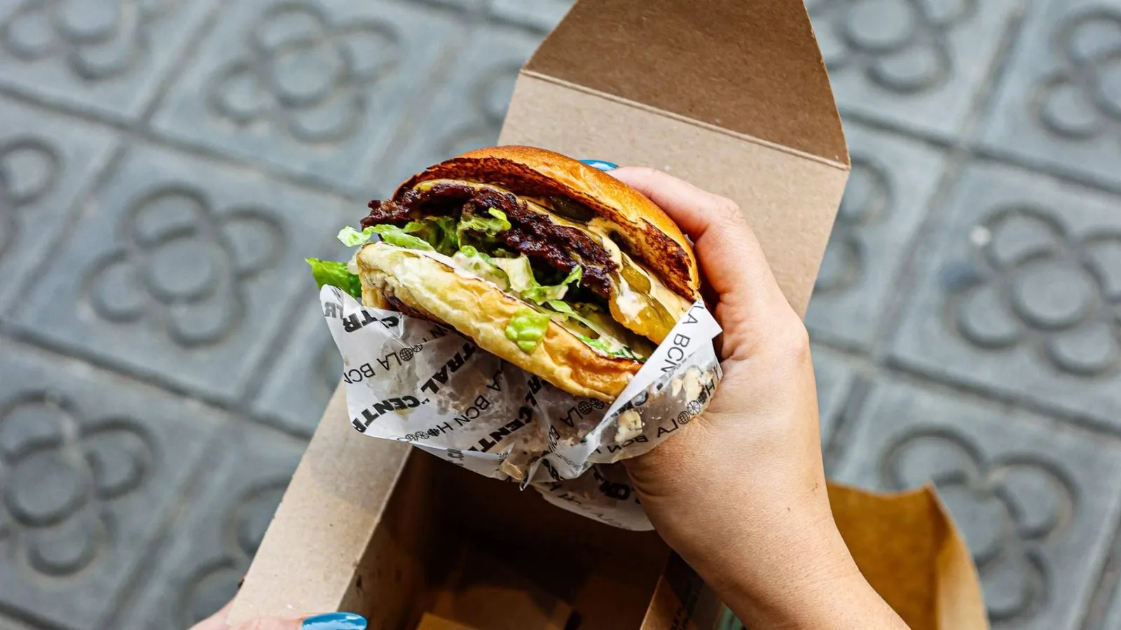 La hamburguesería de Vía Laietana que hace sus burgers desde cero, incluso cuando toca ahumar la carne