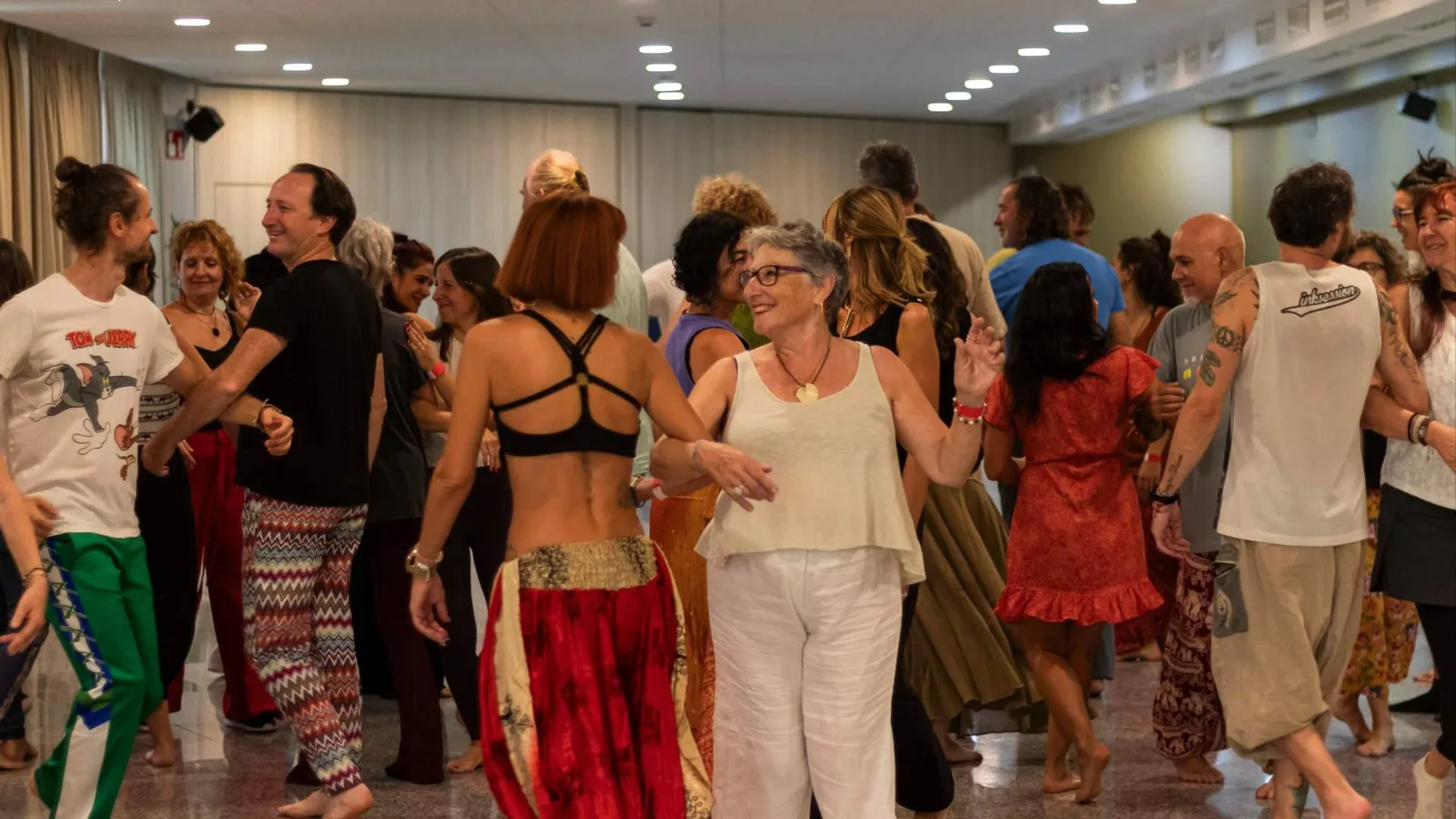 La danza en grupo reduce el estrés; más de dos décadas de estudios respaldan la Biodanza SRT